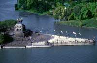 Deutsches Eck bei Koblenz an der Mündung der Mosel (oben) in den Rhein (unten). Foto: © Fremdenverkehrs- und Heilbäderverband Rheinland-Pfalz