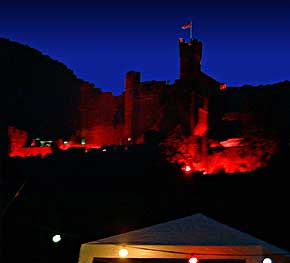 Burg Reichenstein bei Trechtingshausen beim Feuerwerk zu Rhein in Flammen,  1999, Foto 18, WHO